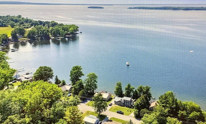 St. Albans House | Cozy house on Lake Champlain, sunsets, dog friendly, 1.5 bath, kayaks, mooring