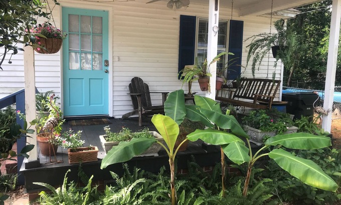 Saint Simons Heights House | Cozy House with a fenced yard