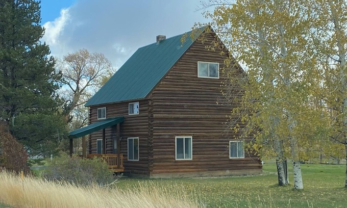 Chester Cabin | Cozy, inviting log cabin near U.S. 20 on the way to Island Park and Yellowstone