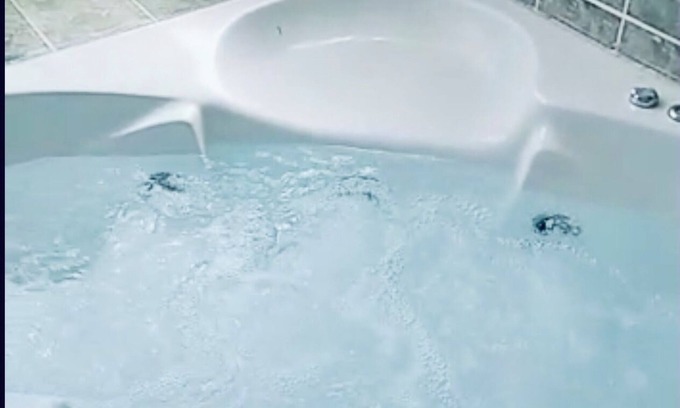 Hellshire House | Cozy Jacuzzi 2bd - 5 minutes from the beach!