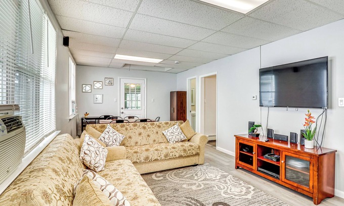 Keansburg Cottage | Cozy Keansburg Cottage: Walk to Beach & Boardwalk!