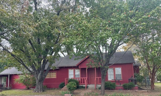 Pottsboro Cabin | Cozy Lake Cabin, only 3/10ths of a mile from the beach and boat ramp