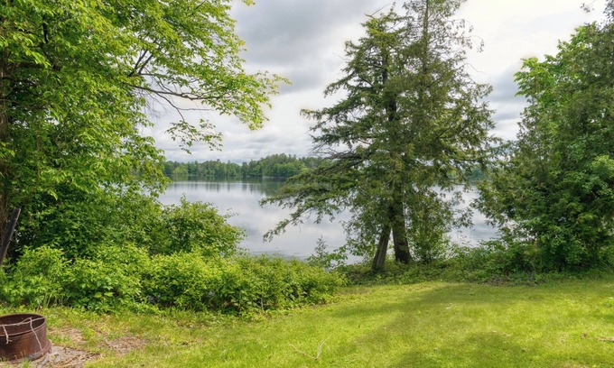Frontenac Cabin | Cozy Lake Escape: 2-Bed with Bunk, Sleeps 4, Full Kitchen & AC