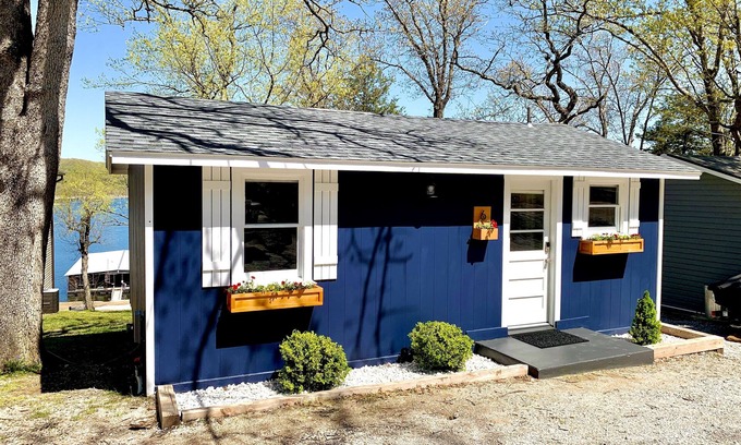 Kimberling City Cabin | Cozy Lake Front Cabin on Table Rock Lake. Pool, Private Hot Tub & Fire Pit.