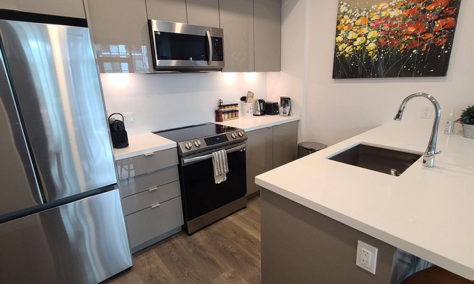 Innisfil Condo | Cozy Lake Simcoe 2 bedroom condo with a garden walkout to the boardwalk/Pier.