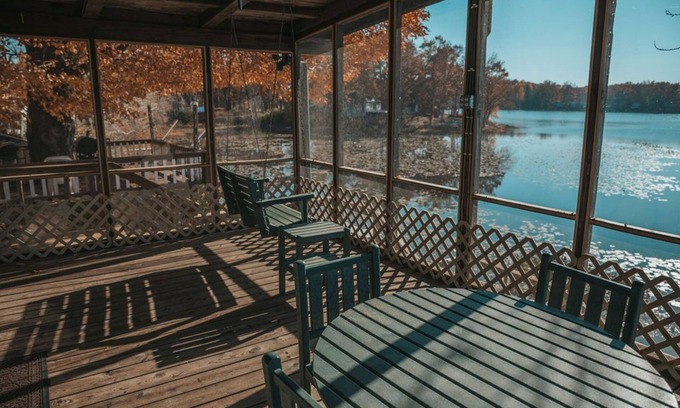 Syracuse Cottage | Cozy lakefront cottage! - 5 minutes from Lake Wawasee
