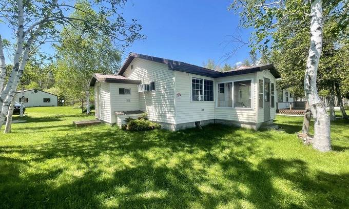 Manistique Cottage | Cozy Lakehouse right on Indian Lake - 10 minutes from Manistique