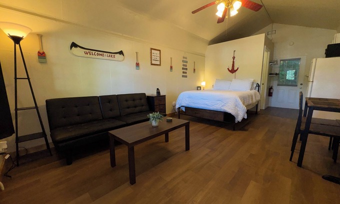 Dandridge Cabin | Cozy Lakeside Cabin 1 Minute Walk From Ship Store & Boat Slips! Rocky