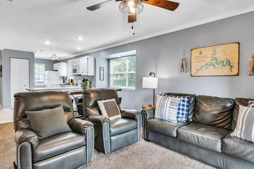 Indian Point Apartment | Cozy Lakeside Getaway - Outdoor Theater - Free Early Check-In- 4min to Silver Dollar City