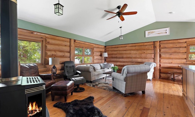 Lindstrom Cabin | Cozy Lakeside Log Cabin With 2 FireplacesnThe Hidden Pines Log Cabin