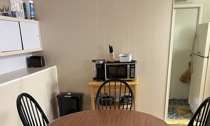 Ashtabula Apartment | Cozy little studio apt within 2 miles of lakeshore park!
