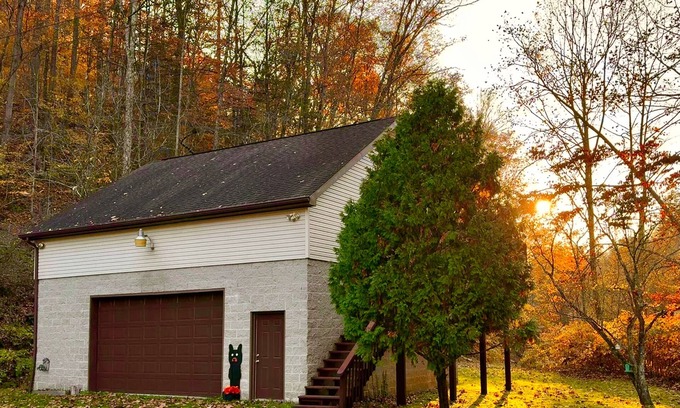 Big Chimney Apartment | Cozy loft in private country setting 5 mins from downtown, Pet Friendly