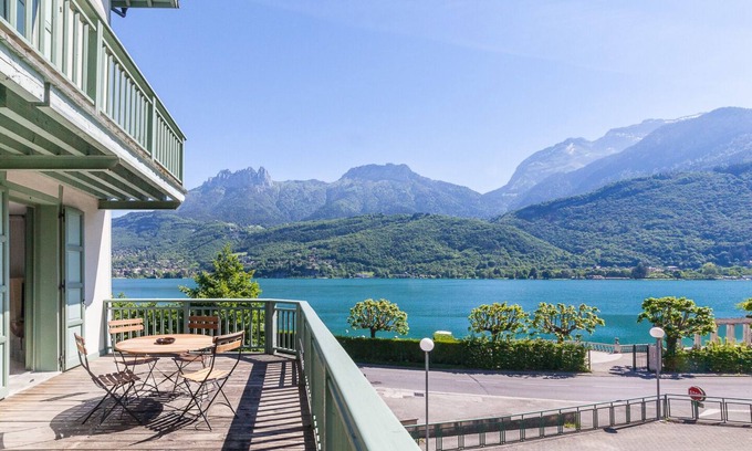 Duingt Apartment | "Cozy Loft" with views and private access to Lake Annecy