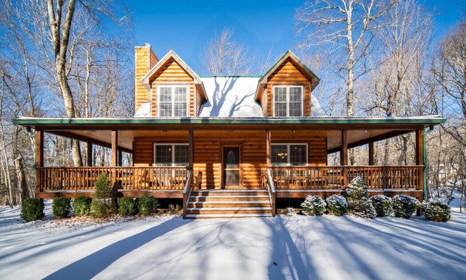 Charter Hills Cabin | Cozy Log Cabin, Deck & Fireplace, A/C, Grill