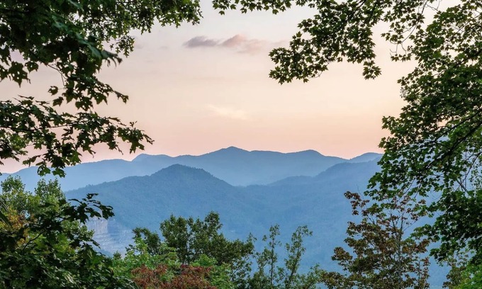 Sylva Cabin | Cozy Log Cabin in the Clouds.