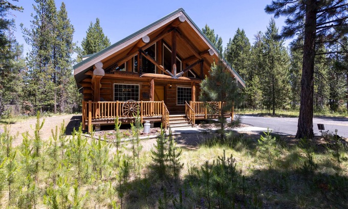 Oregon Water Wonderland House | Cozy Log Cabin on Quiet Cul-de-sac, Trails, River Nearby, 3 Mi from Sunriver, Covered Front Porch