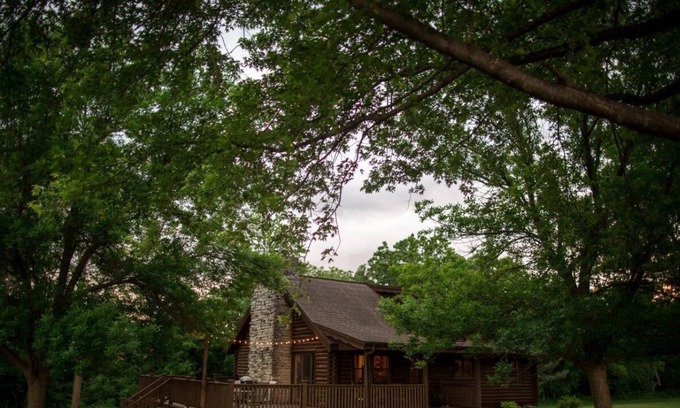 Fort Atkinson Cabin | Cozy Log Cabin On Secluded Acreage ~ Located Outside Of Fort Atkinson, Iowa
