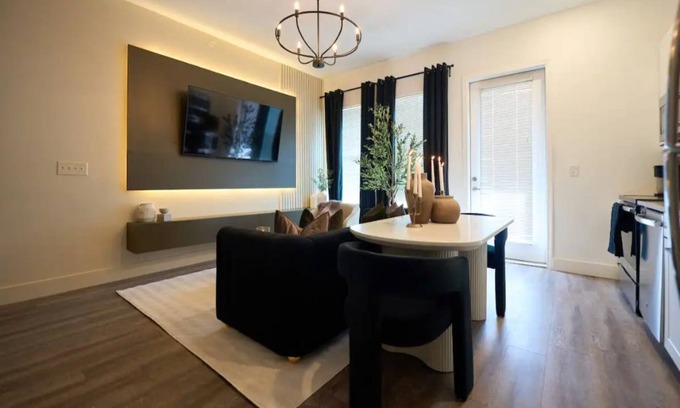 Castleberry Hill Apartment | Cozy Luxe Mercedes-Benz Retreat…6 Min Walk to stadium+Arena!