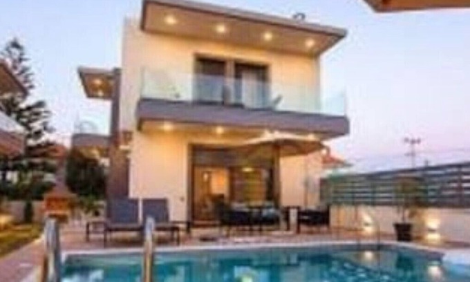 Mytikas Villa | Cozy, Luxurious and Poolside Three Bedroom Villas Minutes From the Beach
