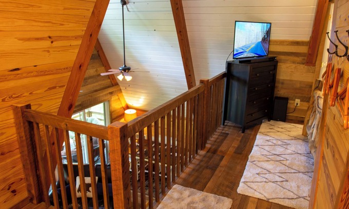 Robbinsville Cabin | Cozy Luxury Cabin Retreat in Western NC Mountains – Dog-Friendly & Serene!