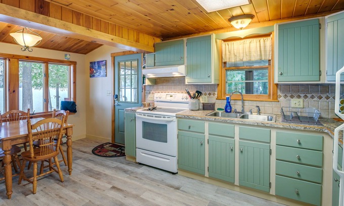 Sinclair Cottage | Cozy Maine Cottage on Long Lake w/ Screened Porch