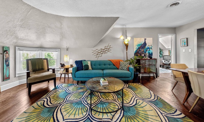 Southmoreland House | Cozy Midcentury 2bd in Midtown KC