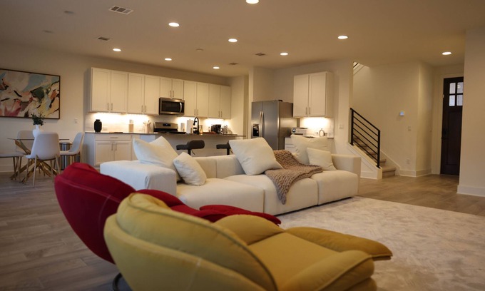 McNeil House | Cozy Modern 3BR Retreat; near Apple Campus and few
