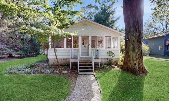Lakeside House | Cozy Modern Cottage, Near beach & Town, Lovely Large Back Yard, WIFI, & W/D