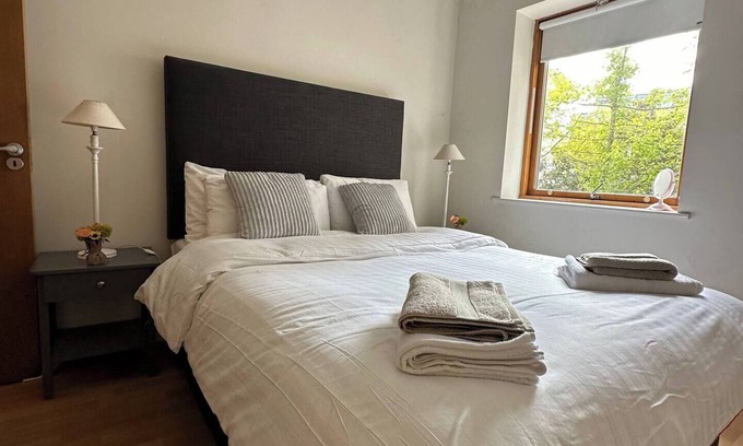 North Wall Apartment | Cozy Modern Flat w Garden View in Dublin Central