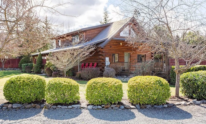 Medford Cabin | ๐พ Cozy Modern Log Home with Amazing Backyard/BBQ 3 bd 2 bth ๐พ