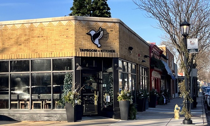 Elmhurst House | Cozy, modern, & steps to shops! Pet friendly too!