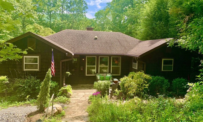 Montreat House | Cozy Mountain Cabin with Modern Amenities