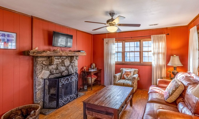 Maggie Valley Cabin | Cozy mountain gem with shared pool, free WiFi, & shared firepit - dogs welcome