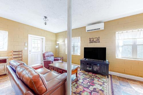 Waynesville Hotel | Cozy Mountain Hideaway
