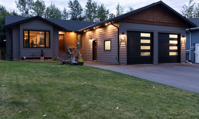 East Kootenay House | Cozy mountain home with hot tub, backing onto trails and the river(pet-friendly)