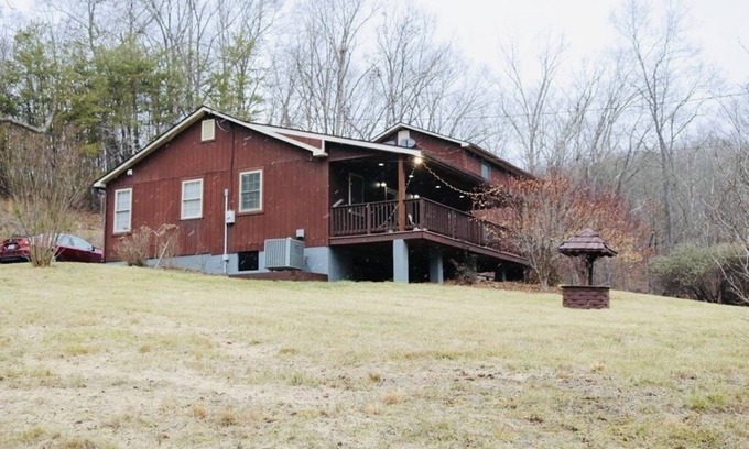 Cross Junction Cabin | Cozy Mountain Retreat with Pickle-ball Court. Pet Friendly!