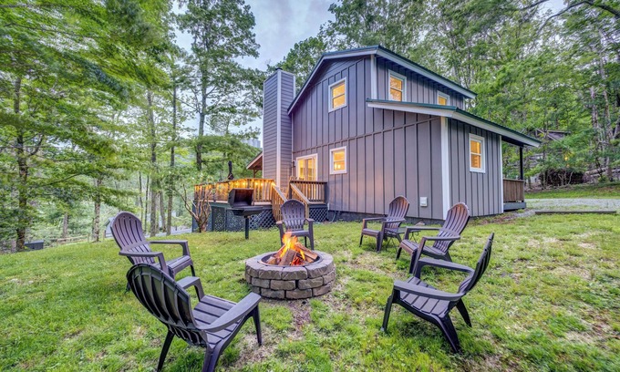 Sugar Mountain House | Cozy Mountain Retreat Fireplace, Backyard Sledding, 5 Min to Ski Lodge