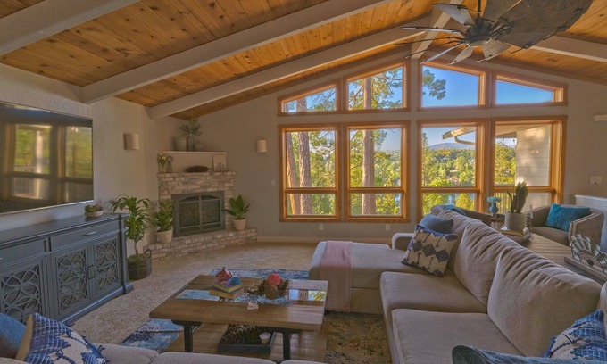Groveland House | Cozy Mountain retreat with Lake views near Yosemite
