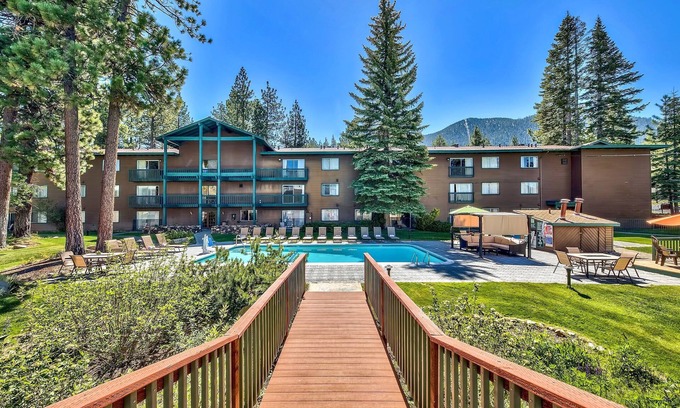 South Lake Tahoe Condo | Cozy Mountain Retreat | Close to Ski lifts