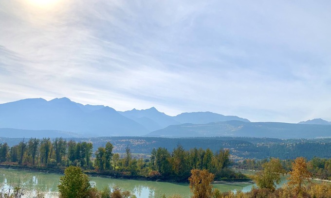 Golden Condo | Cozy Mountain View Getaway - Surreal Mountain and River View