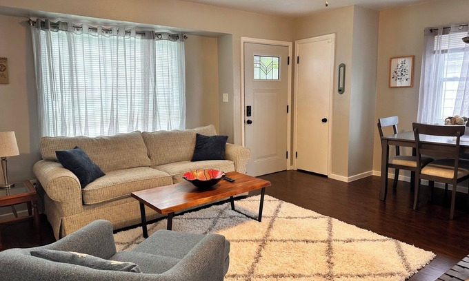 Toledo House | Cozy,near Zoo,UTMC,DT Toledo,Walk trail. Working travelers/families/dogs.