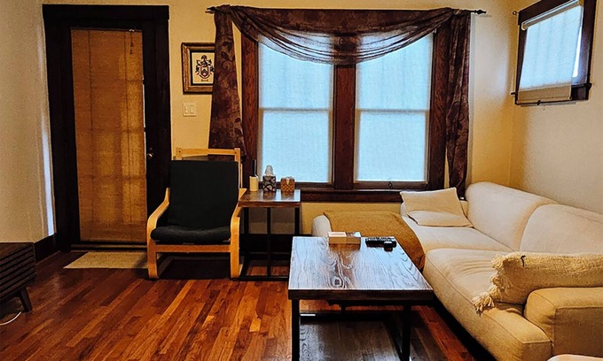 Birmingham House | Cozy Nest - a Charming 3-bedroom house in vibrant Birmingham with WiFi