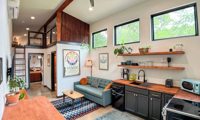 MLK House | Cozy, new, east ATX Tiny home w/King bed, close to UT campus, downtown, airport