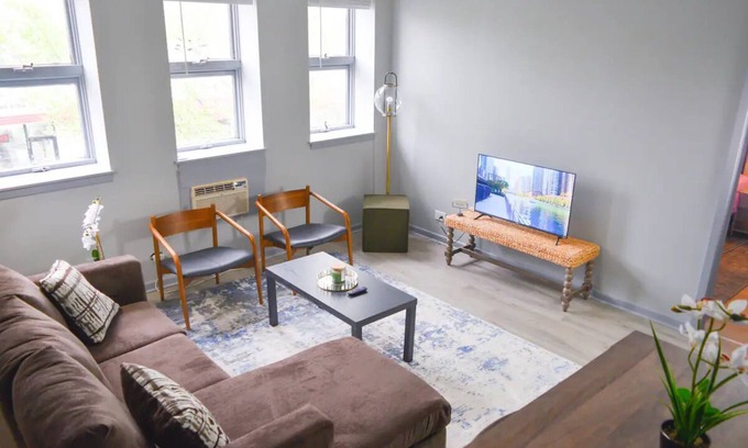 West Ridge Apartment | Cozy North Side Chicago Studio APT for Exploring