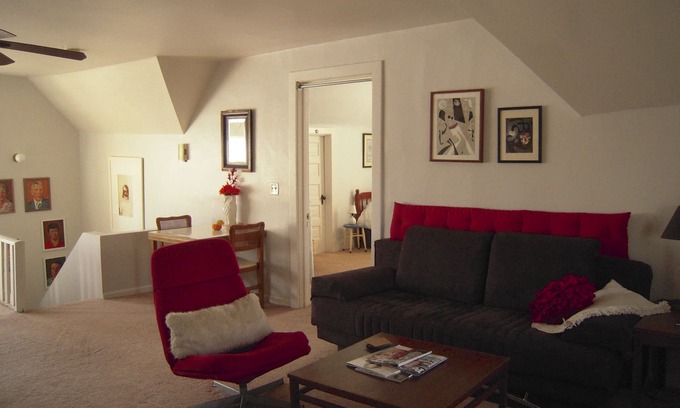 Rogers Park Apartment | Cozy Northside Apt near Transp, Loyola&NW, Beach, nSep Entrance&Free Street Park