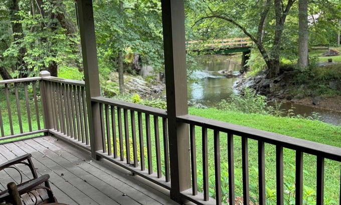 Choestoe Cabin | Cozy Nottely River Cabin. Close to lake, hiking trails, and Vogel State Park.