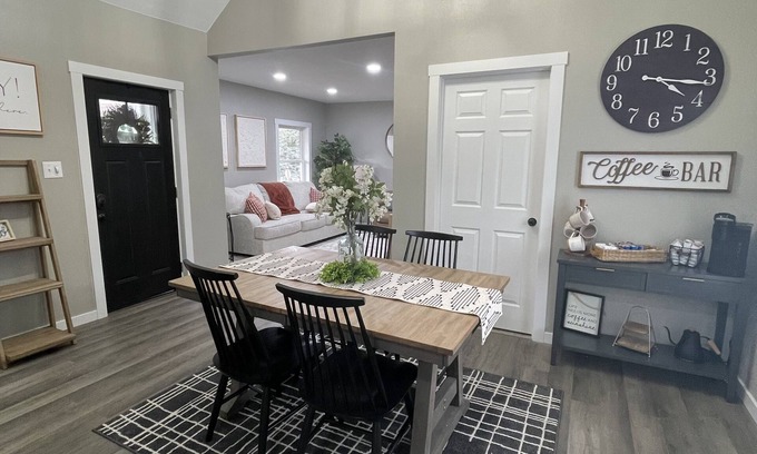Creston House | Cozy Oak home,n super cute and comfy home located close to restaurants and bars!