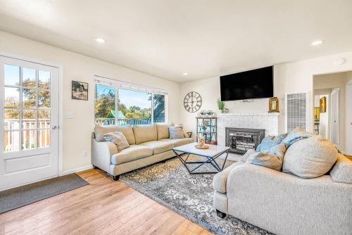 Del Rey Oaks House | Cozy Oaks - A Coastal Getaway with Idyllic Scenery