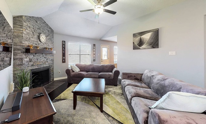 Pearland House | Cozy Pearland Getaway Home! Large backyard w/patio! 5 STAR REVIEWS.