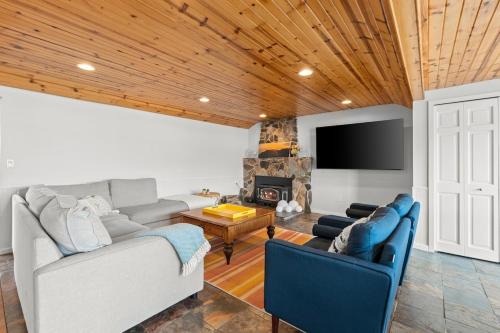 White Lake House | Cozy Pet-Friendly Condo l Pool l Dock l Walk to Parks